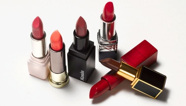 حقيقة-اكتشاف-الرصاص-في-أحمر-الشفاه-عبر-فركه-بالذهب