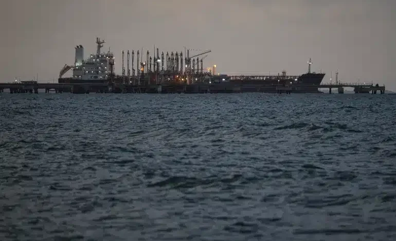 ترمب-يعلن-اتفاقًا-نفطيًا-مثيرًا-مع-فنزويلا-ويضع-عائداته-تحت-سيطرته-المباشرة